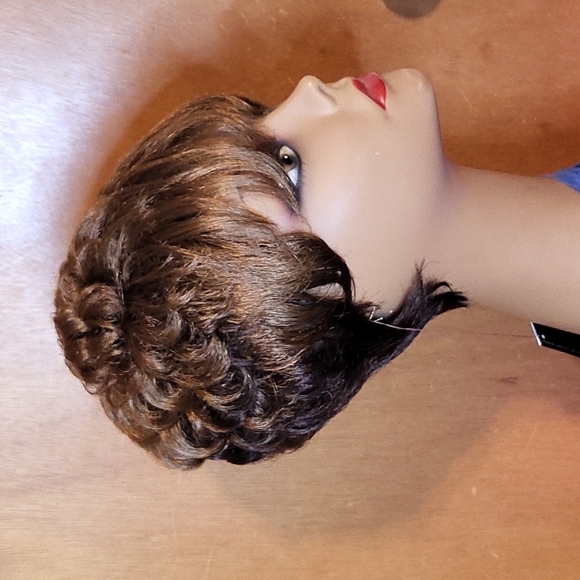 Short Two Tone Wig With Curls - Picture 2 of 6